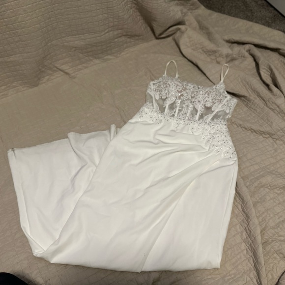 DB STUDIO
illusion corset crepe sheath wedding dress size 10 - Picture 3 of 6